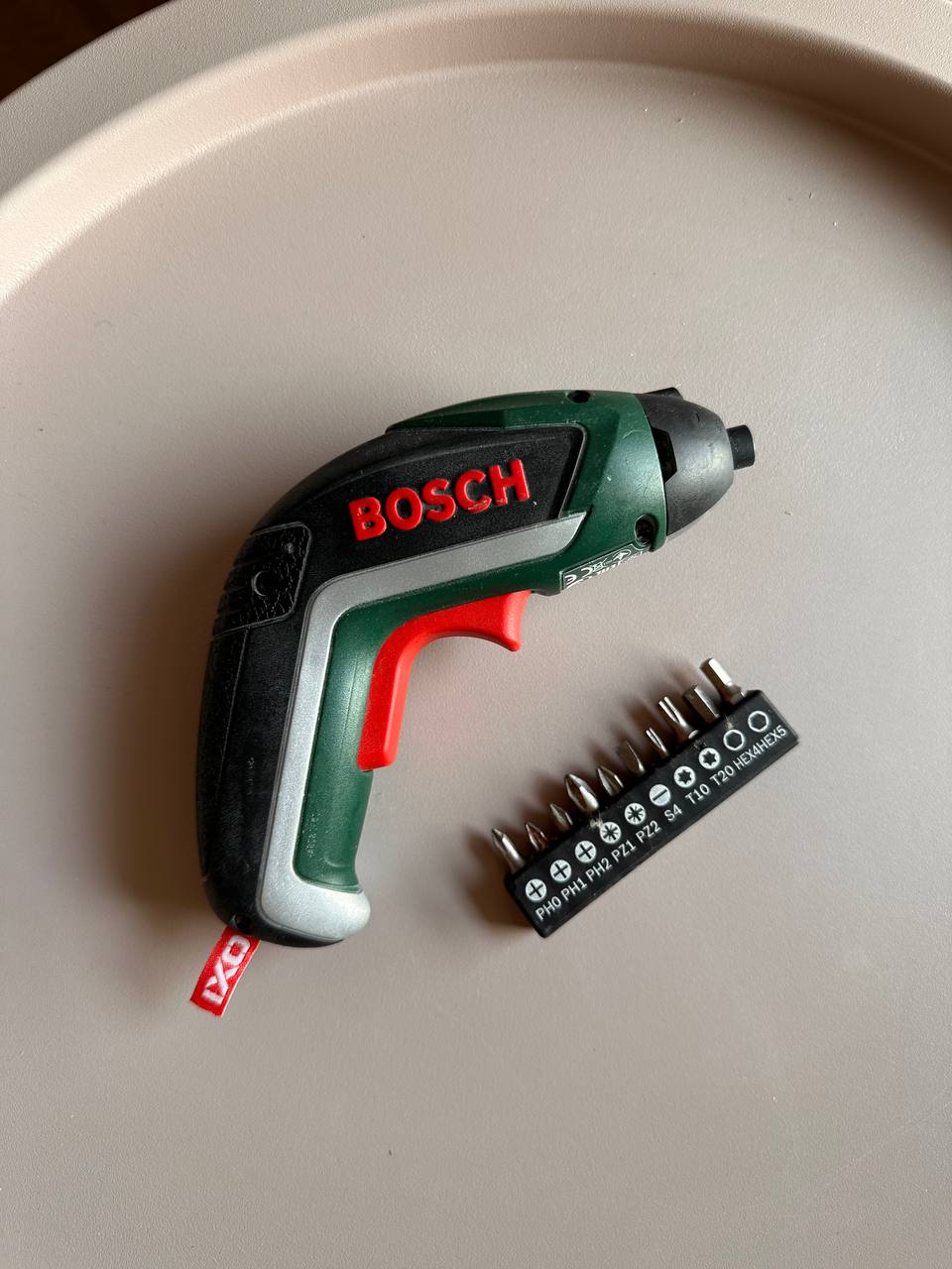 Беспроводная электрическая отвертка Bosch с битами