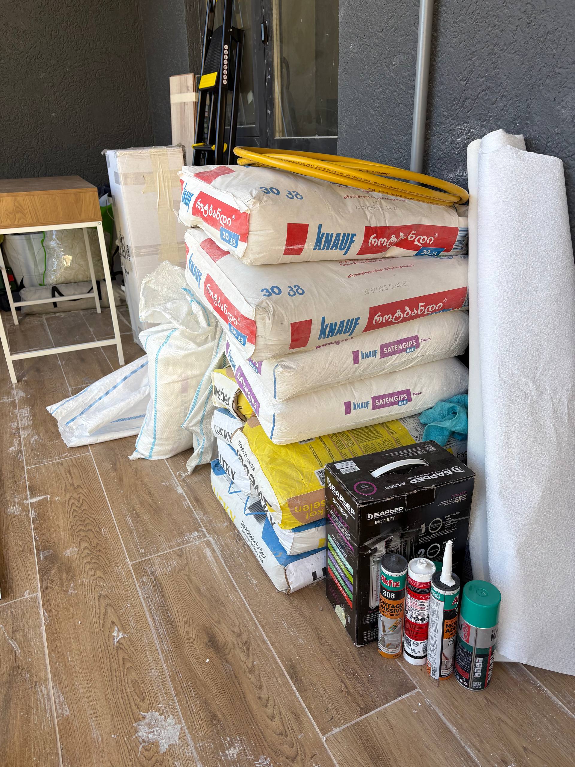 Куча стройматериалов после ремонта