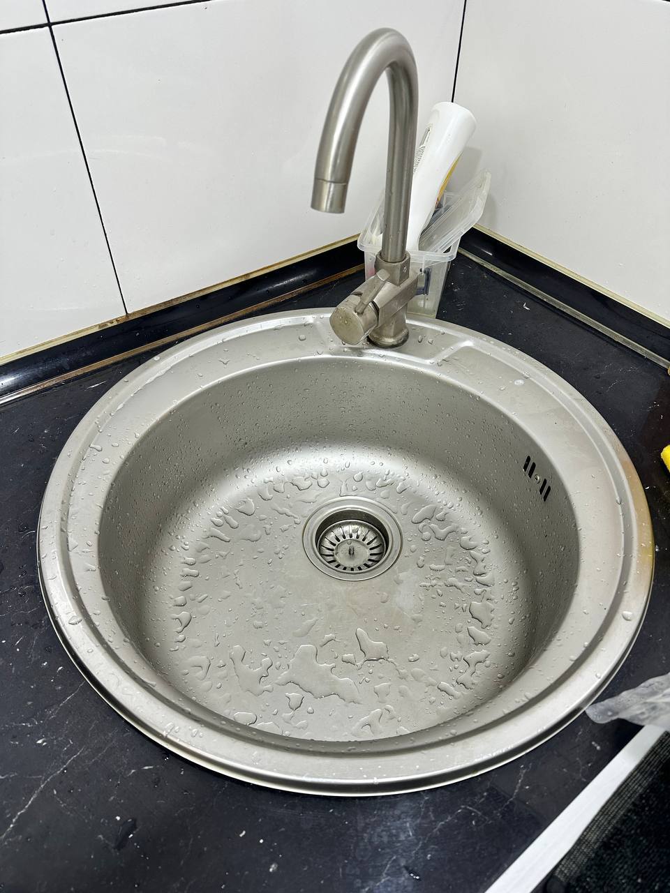 Кухонные раковины плюс краны и шланги