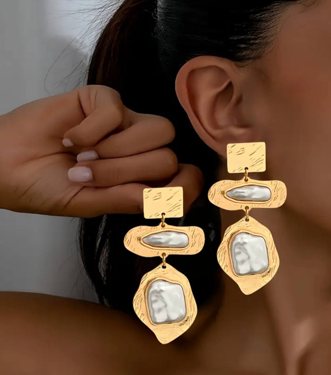 Пара золотых сережек