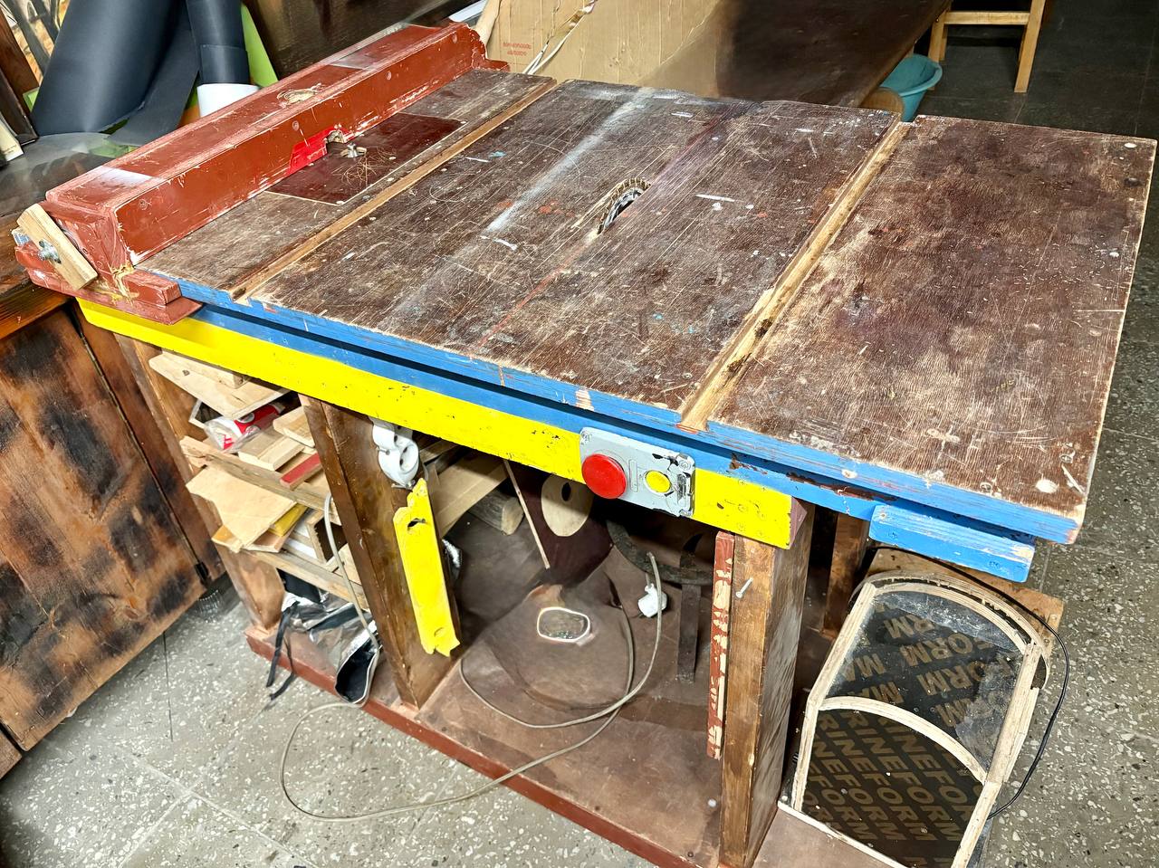 Крепкий столярный верстак с фрезером Bosch и пилой Stanley