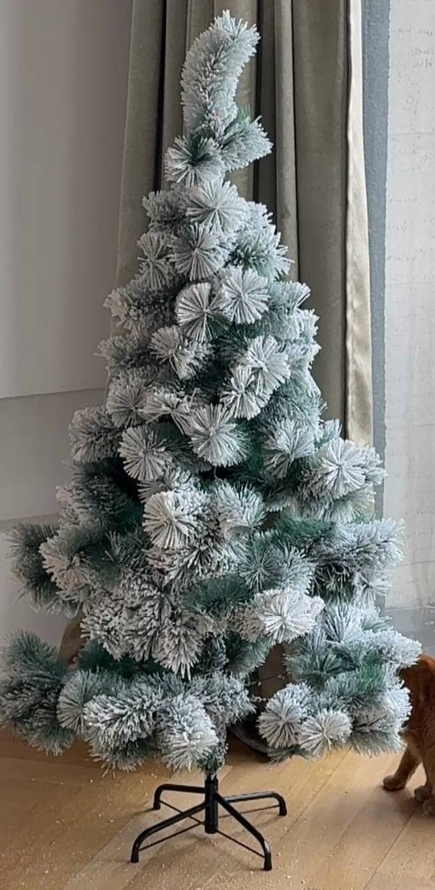 Заснеженная пышная елка