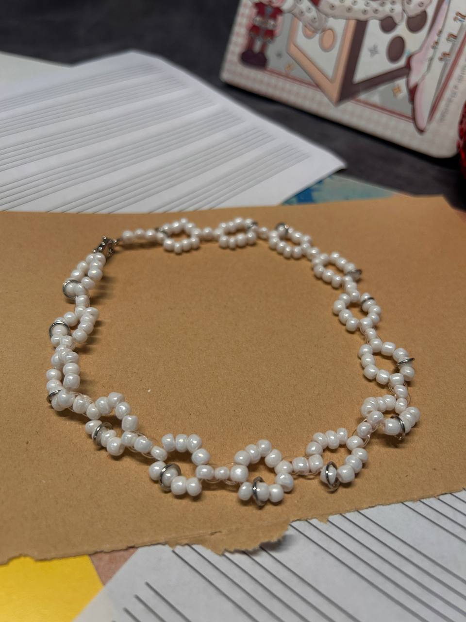 Белый браслет с медным сердечком