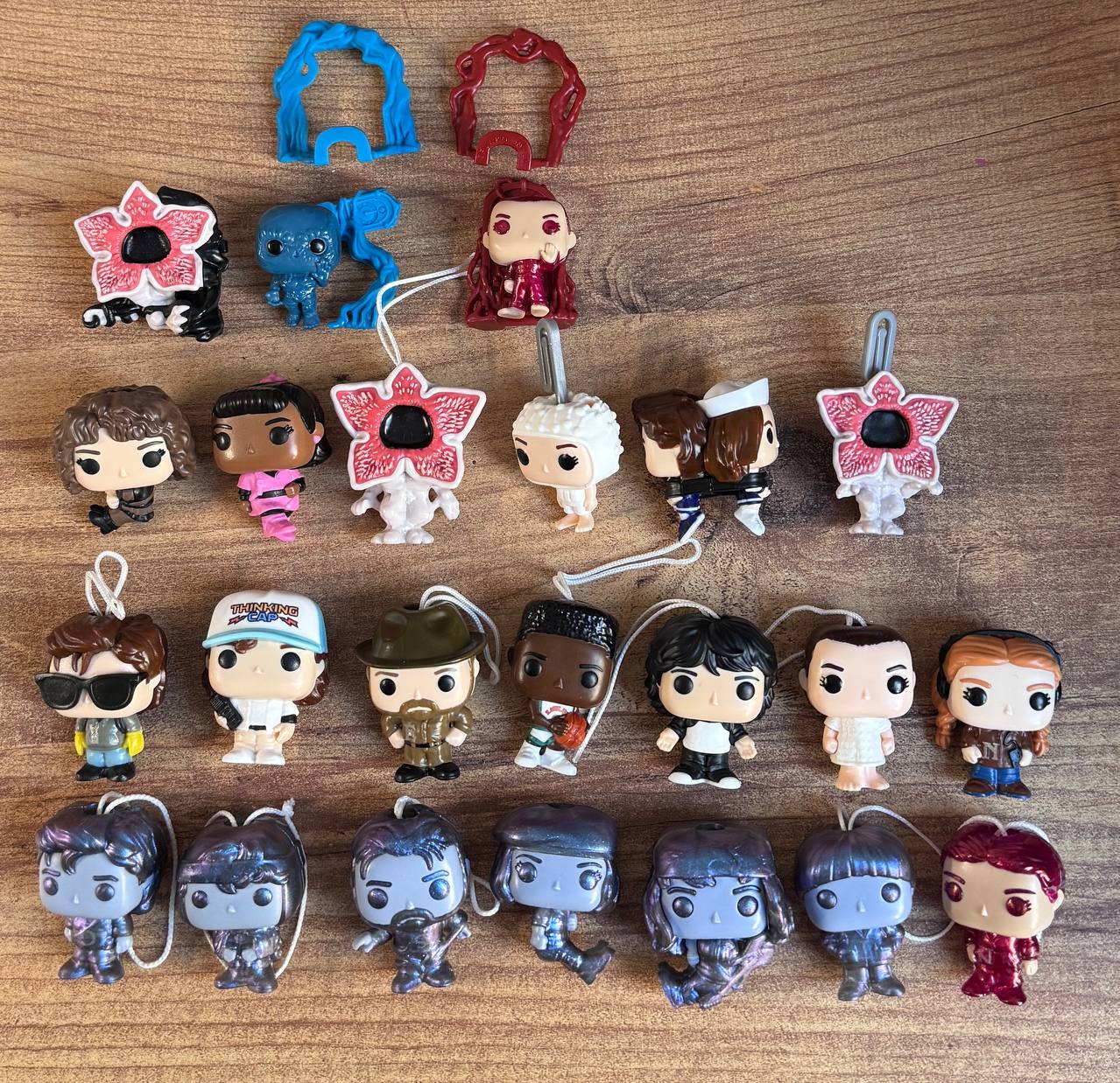 Коллекция фигурок из Kinder Joy по сериалу Stranger Things