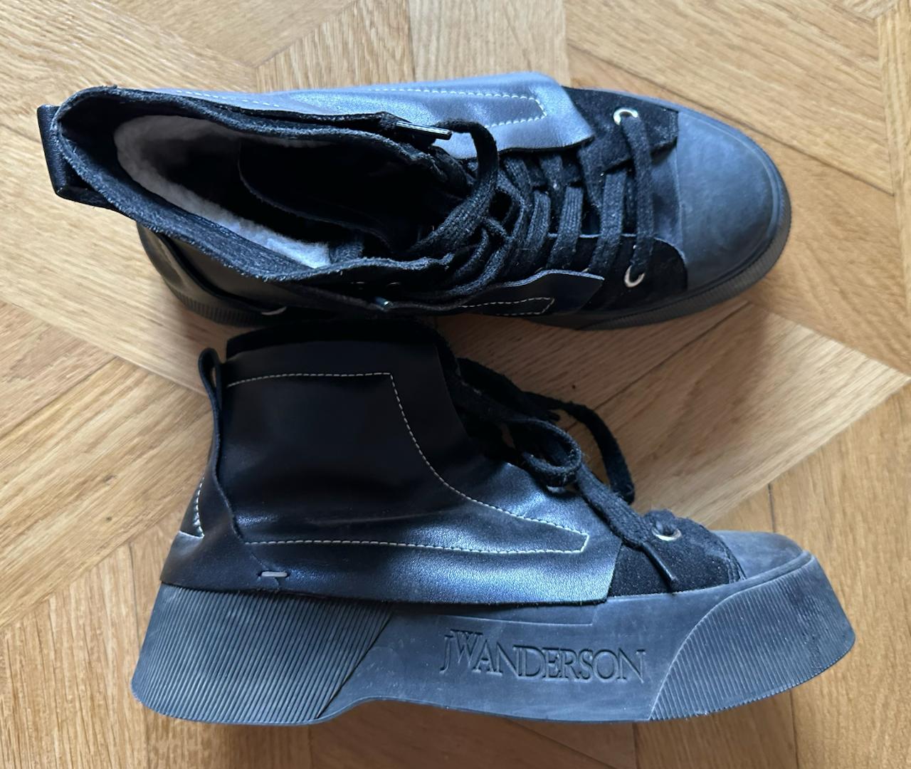 Голубые кроссовки с розовыми и серыми шнурками