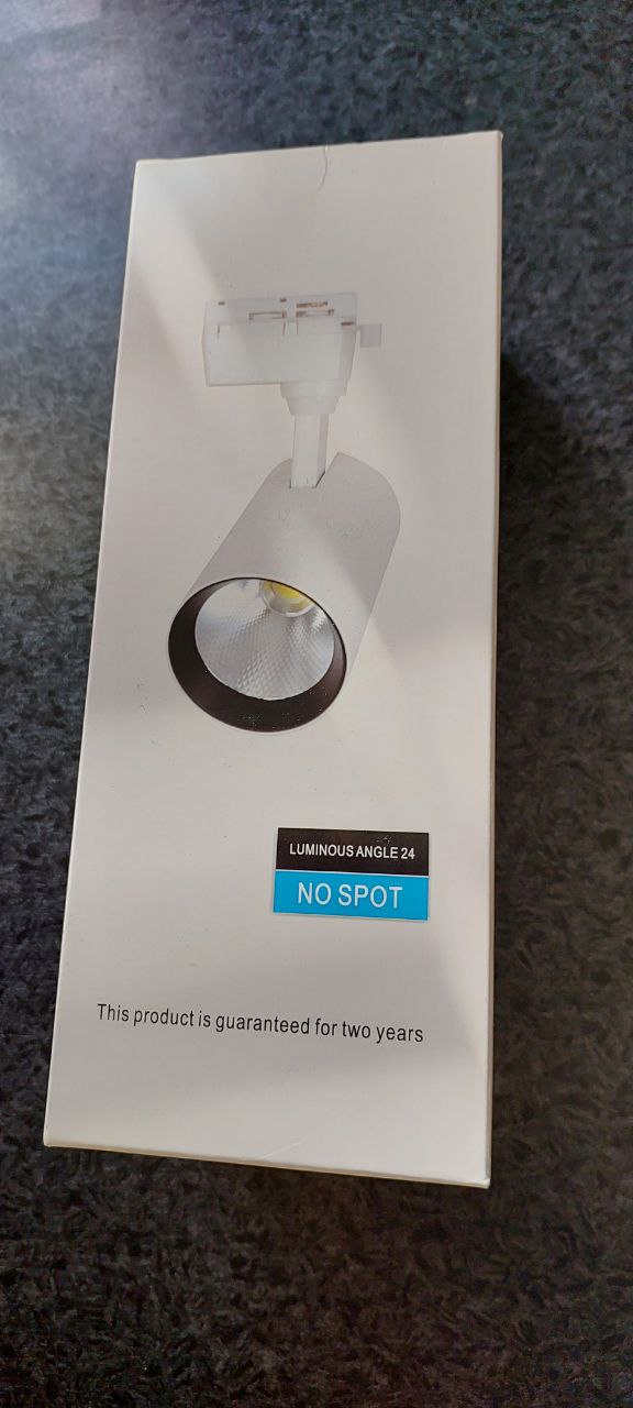 Трековый светильник, имеет три вида света