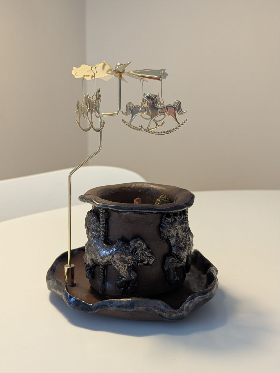 Свеча ручной работы с лошадками