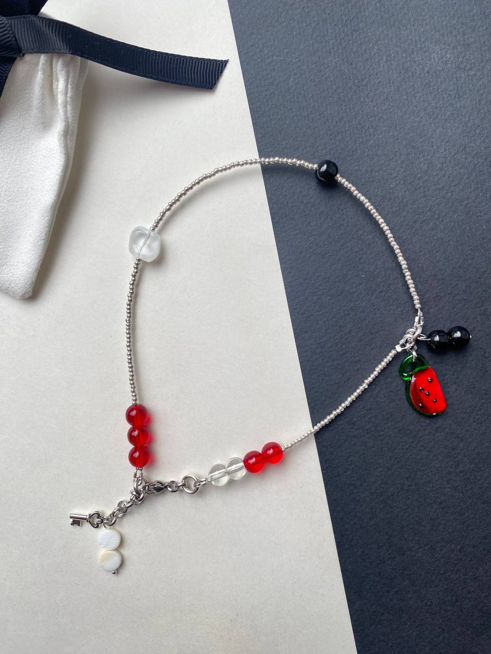 Колье-чокер со стеклянными бусинами