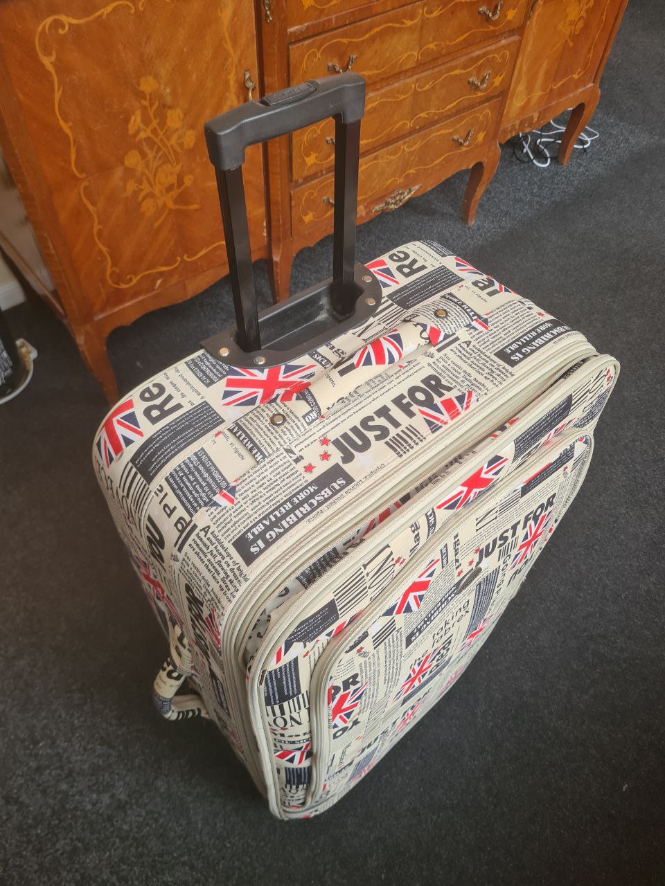 Большущий чемодан