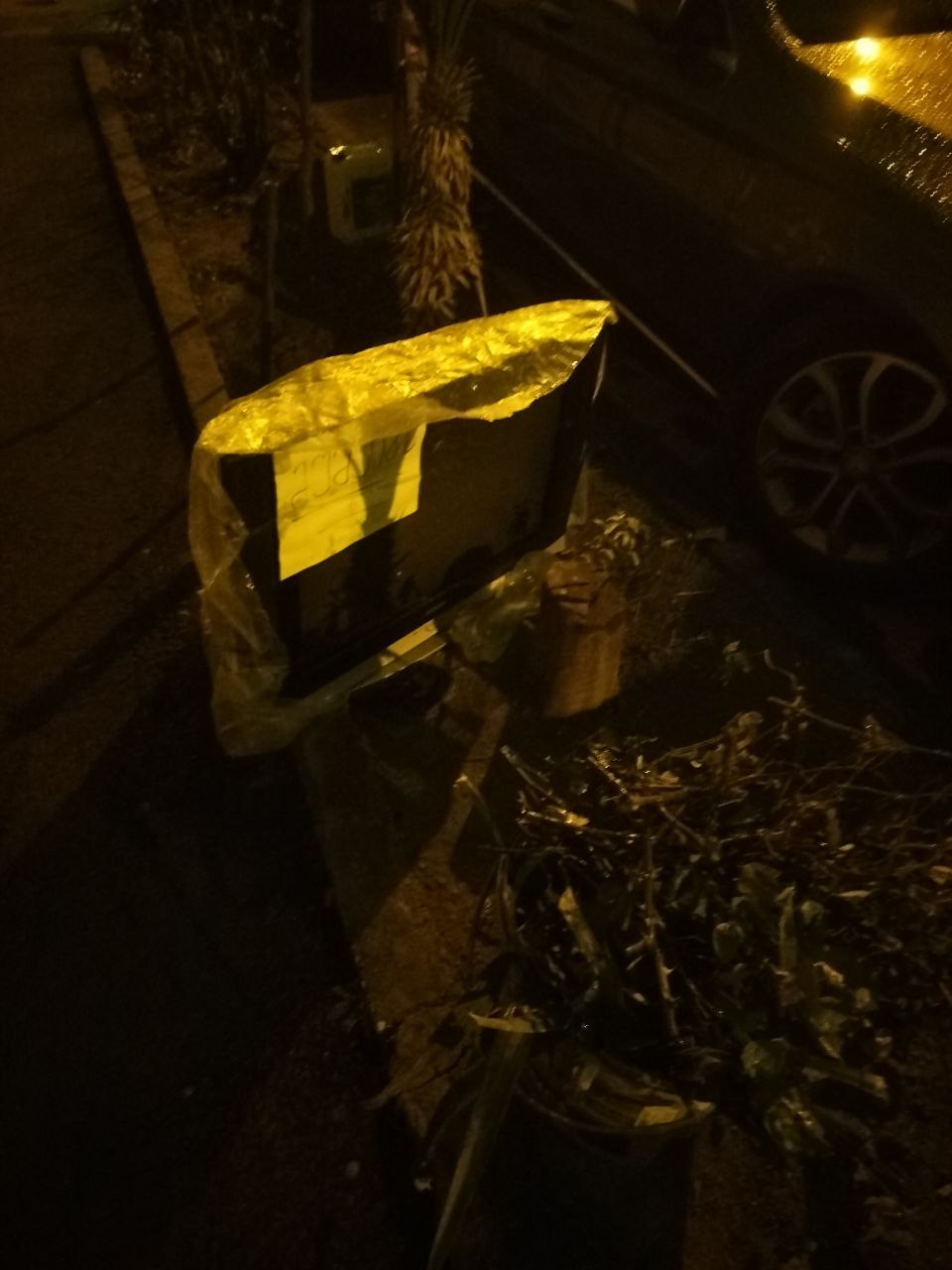 Старый работающий телевизор