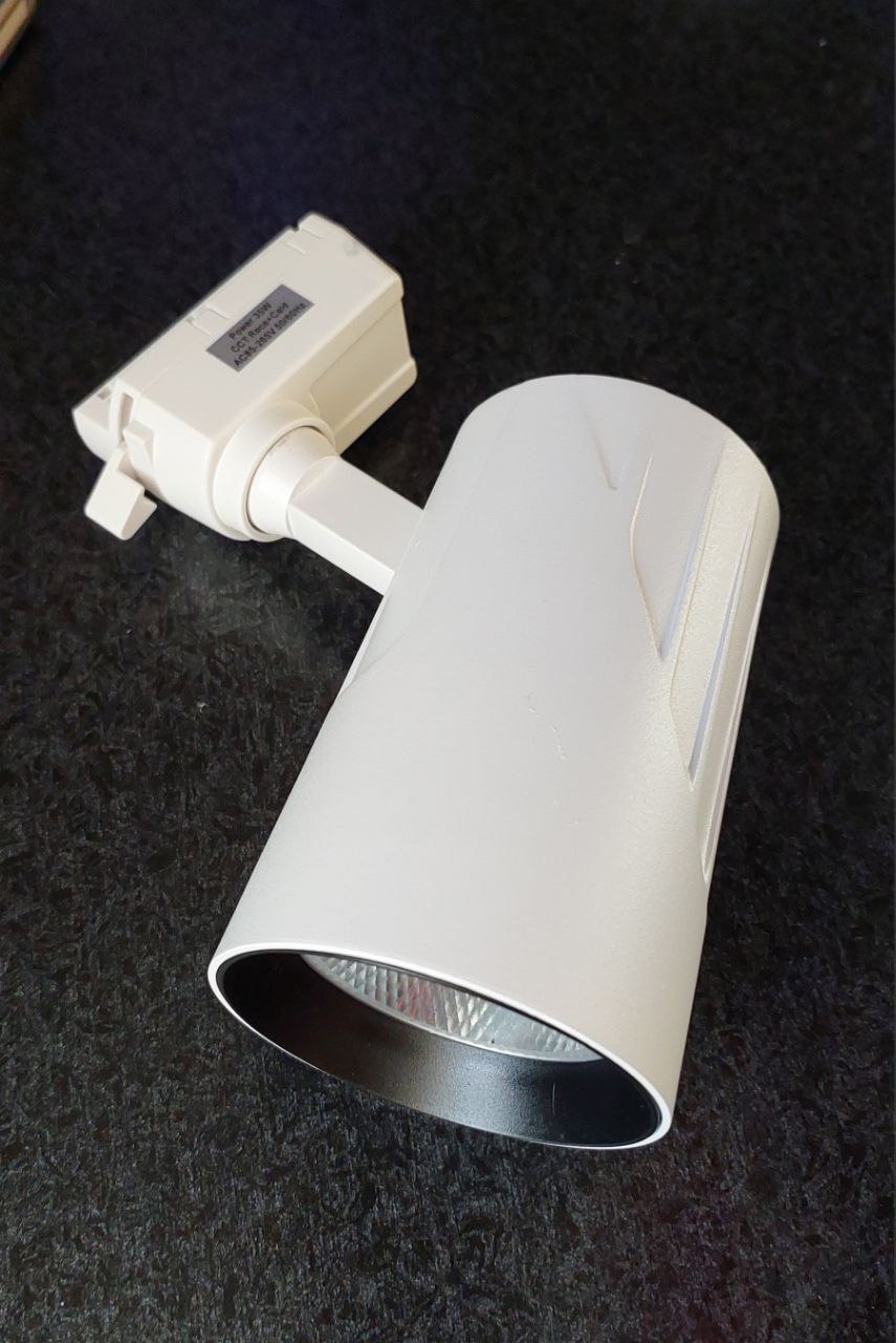 Трековый светильник, имеет три вида света