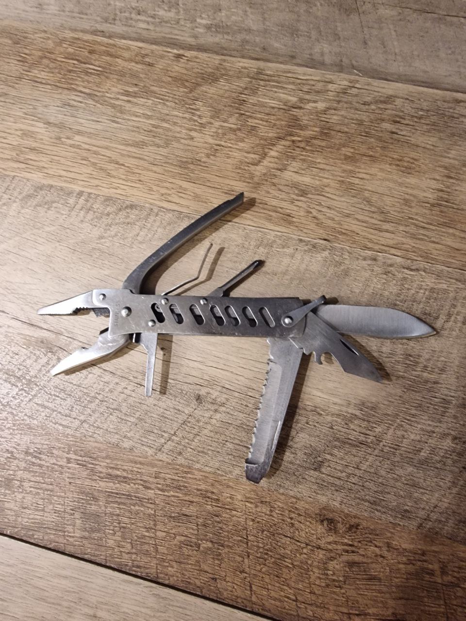 Металлический мультитул с инструментами