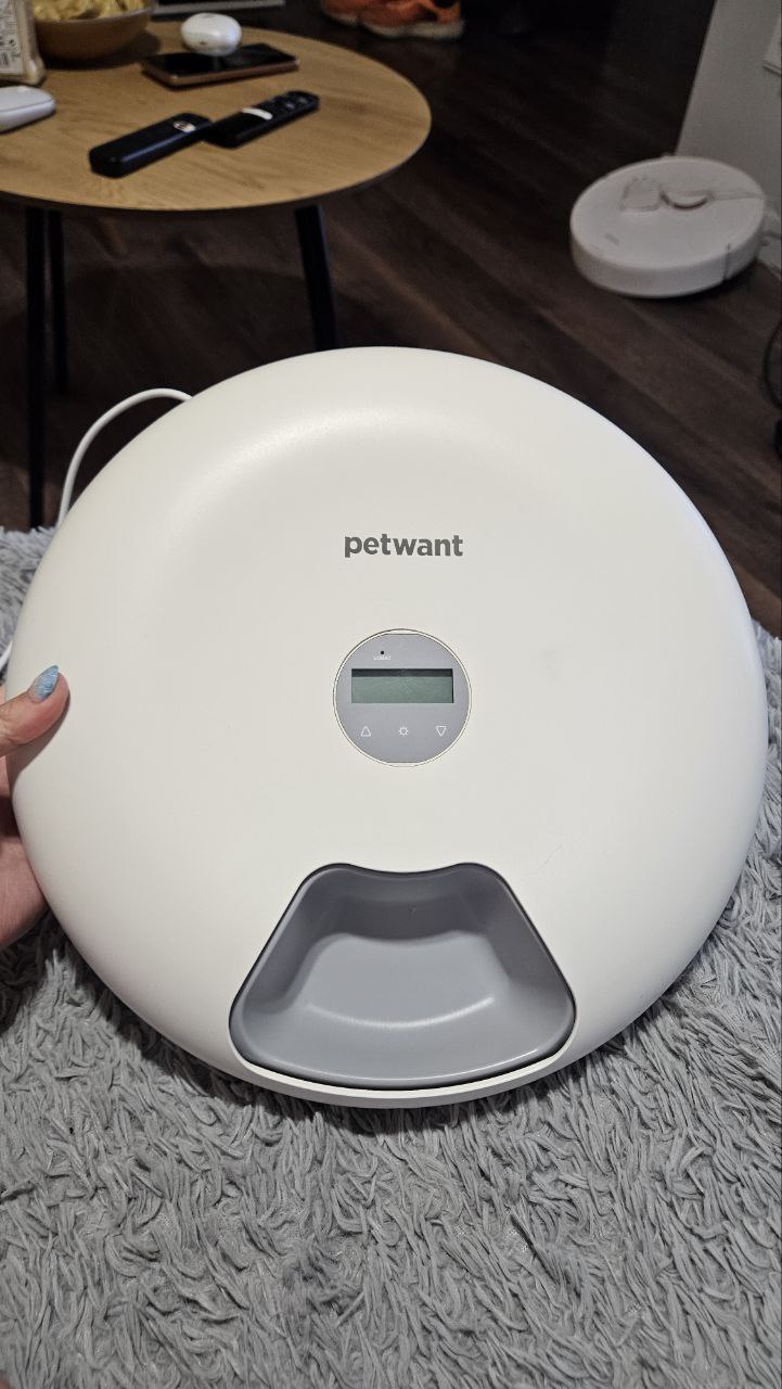 Автоматическая кормушка для кошек и/или небольших собак