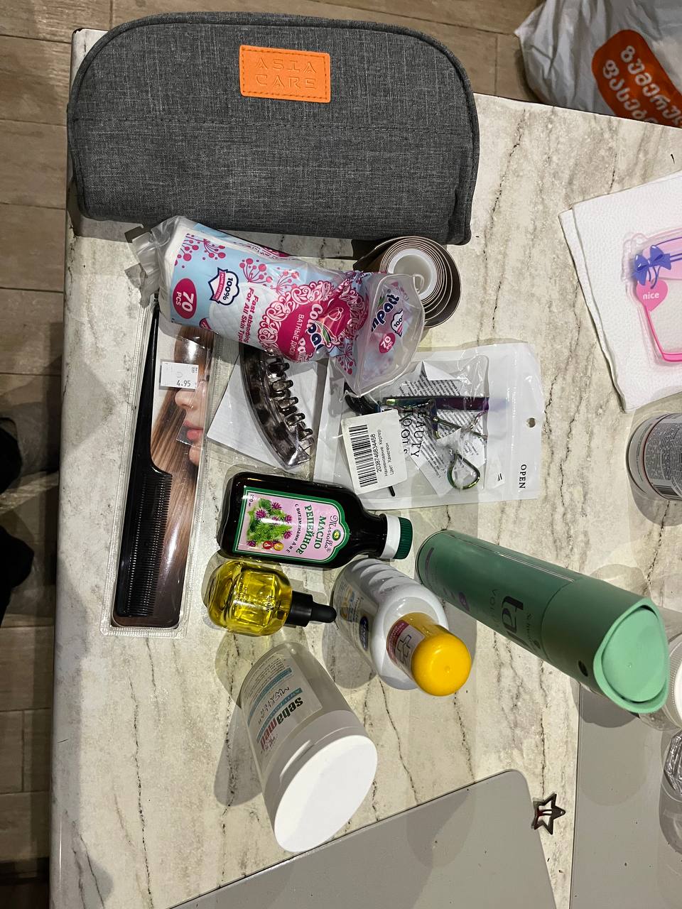 Два пакета женской одежды и обуви