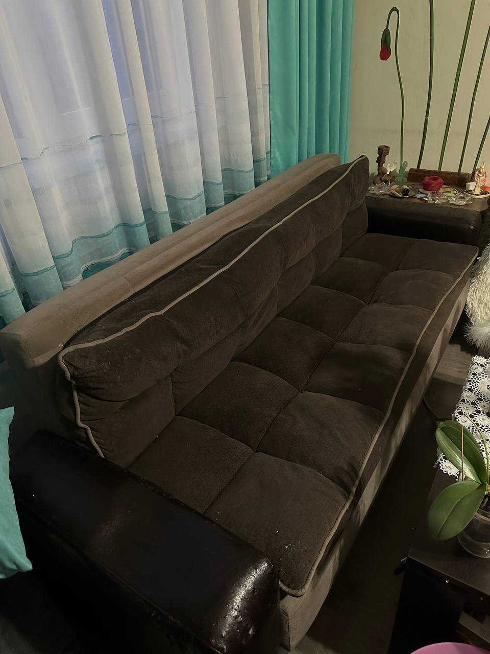 Диван и кресло б/у с повреждениями от кота