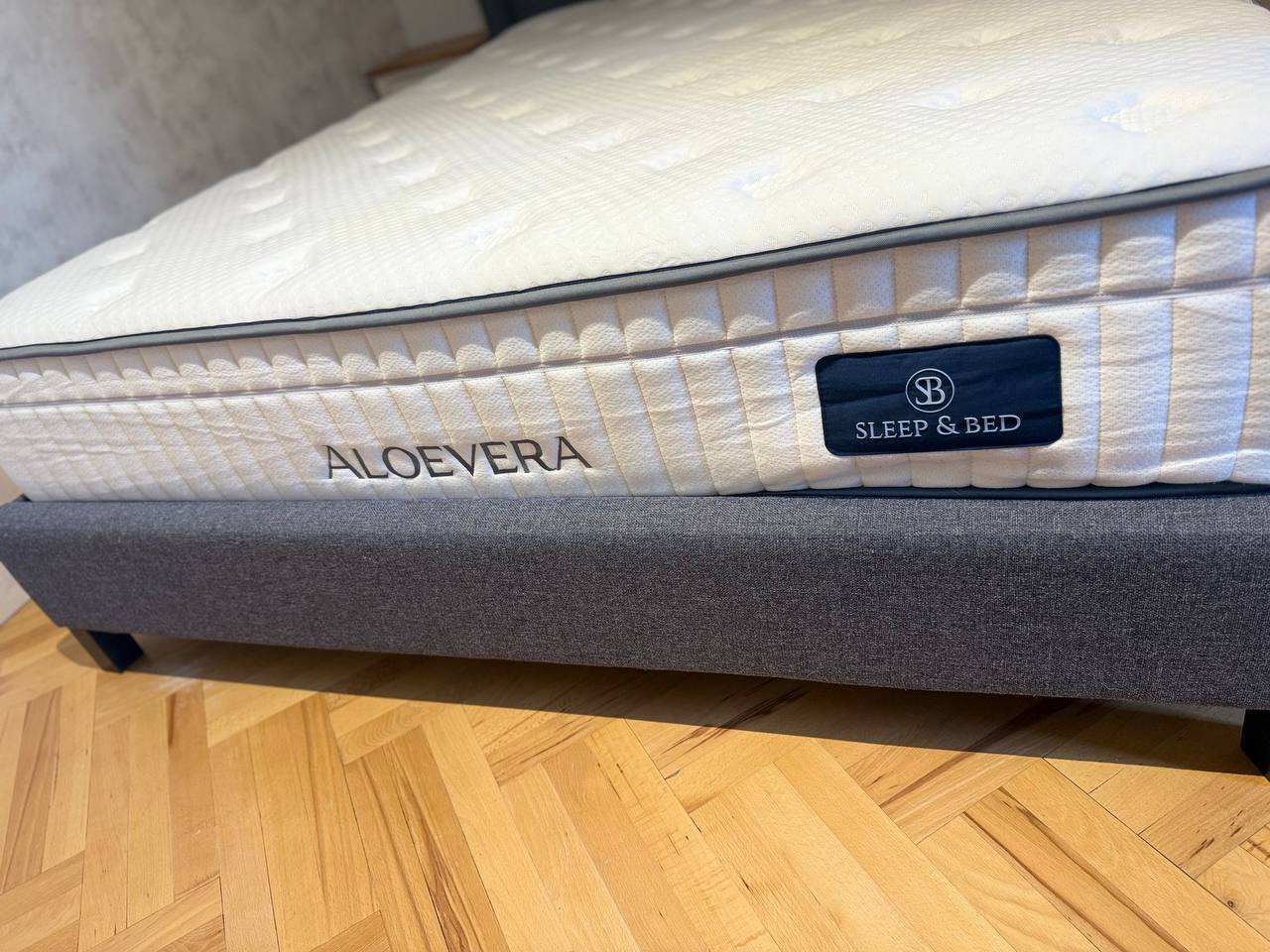 Кровать с матрасом