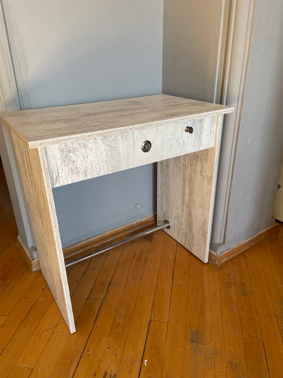 Стол с ящиком