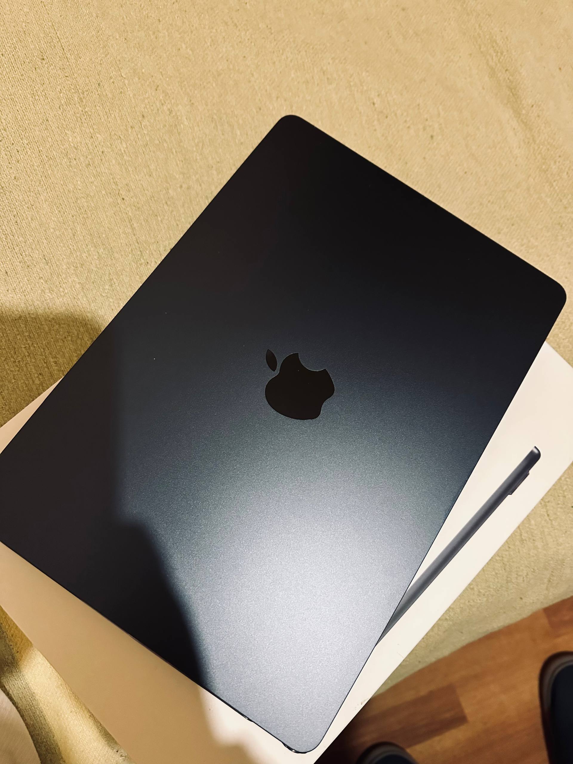 MacBook Air M2 16GB в идеальном состоянии