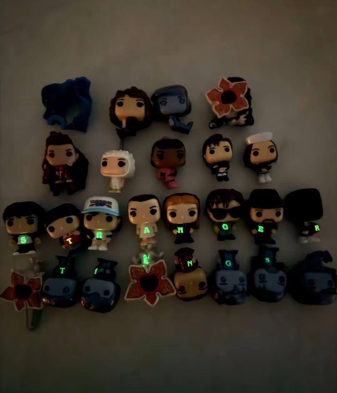 Полная коллекция фигурок kinder joy Stranger things