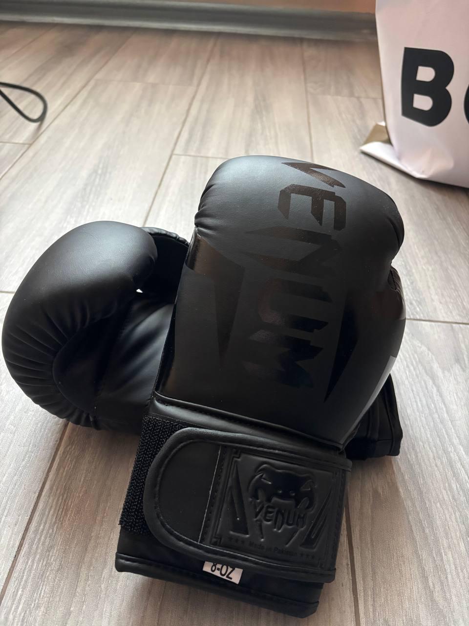 Боксерские перчатки Venum 8 oz