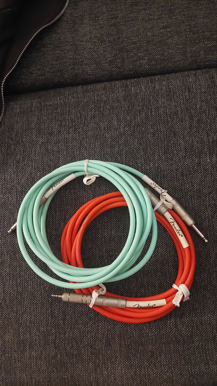 Студийный кабель Fender красного цвета