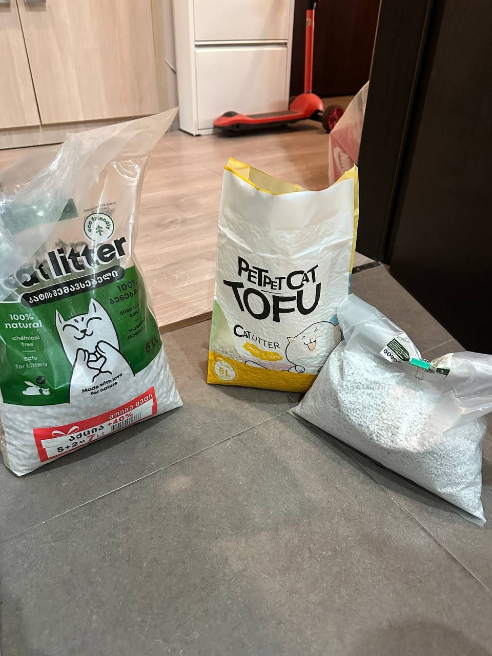 Начатые упаковки наполнителя для кошачьего туалета