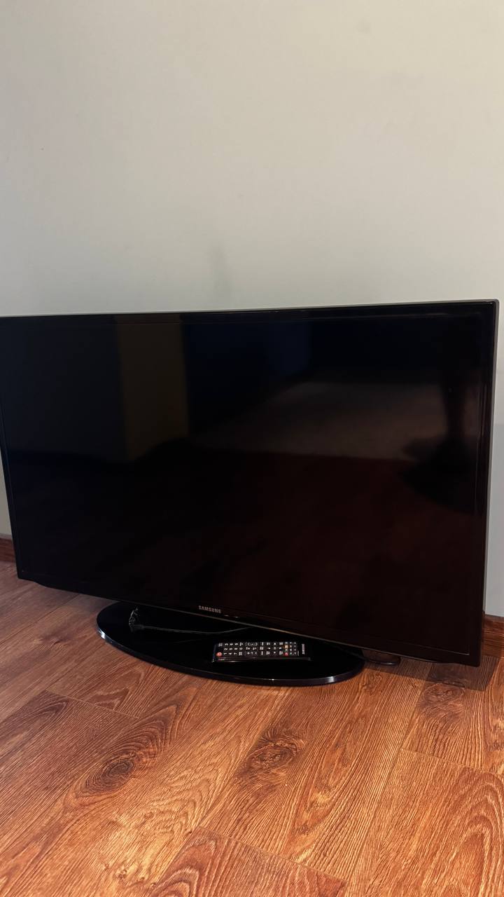 Круглый стеклянный стол с 4 стульями