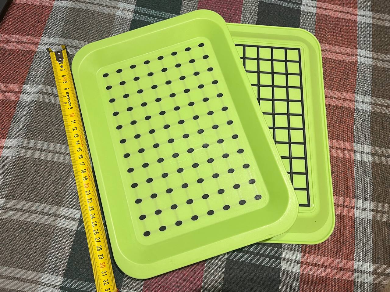 Подносы с прорезиненной поверхностью и дном