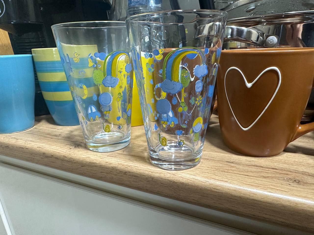 Стаканы и чашки