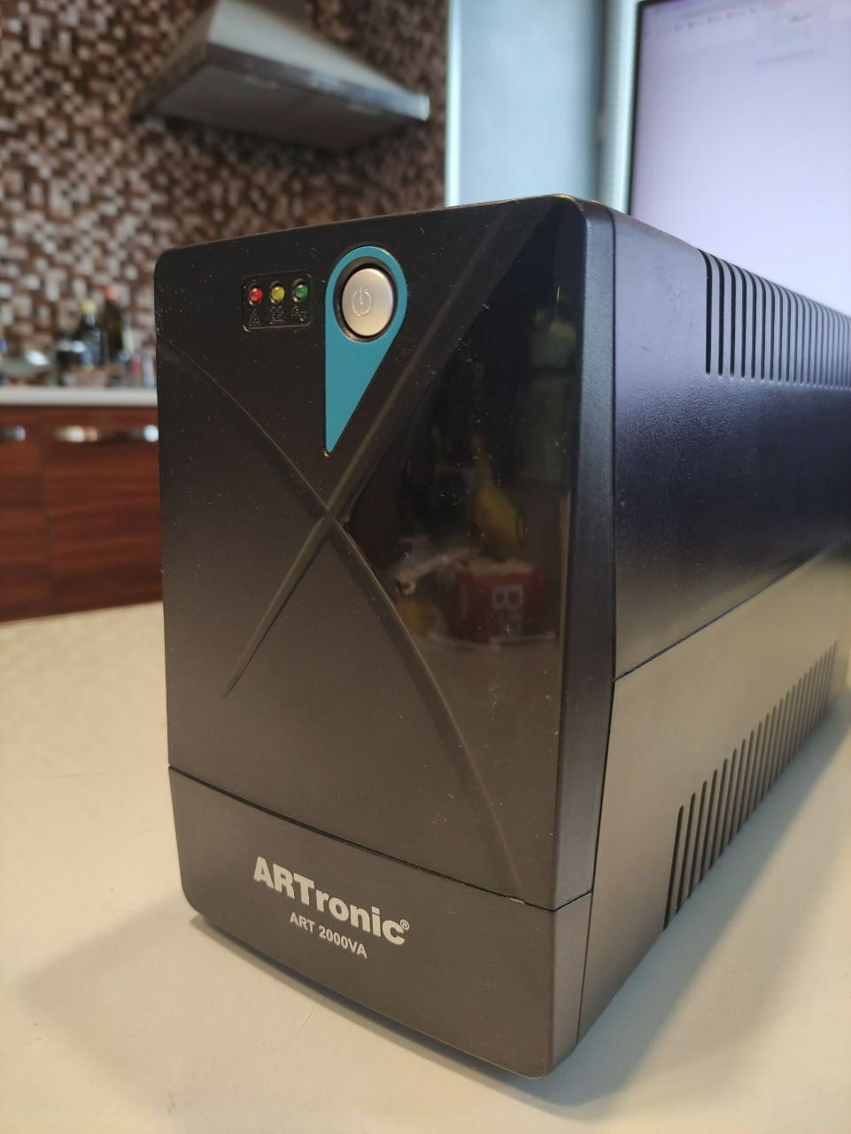 Источник бесперебойного питания ARTronic ART 2000VA