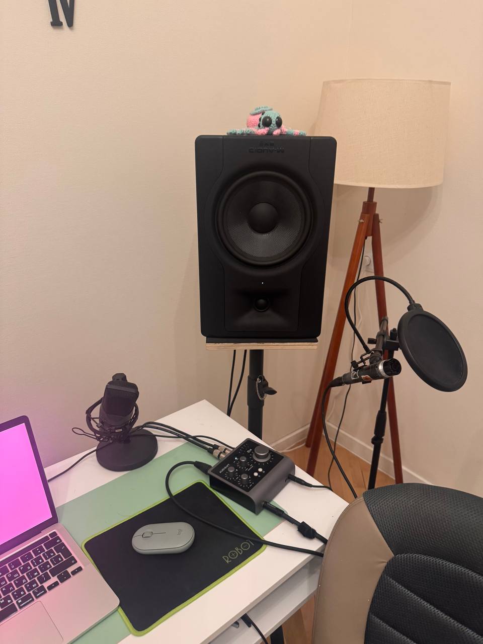 стойки для мониторов