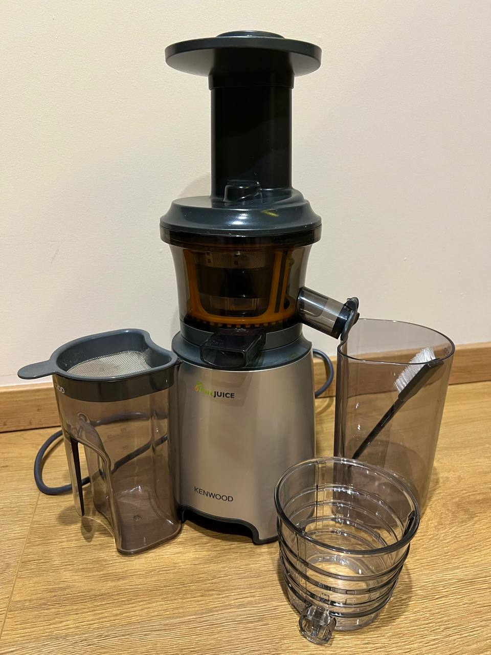 Шнековая соковыжималка Kenwood JMP 601SI