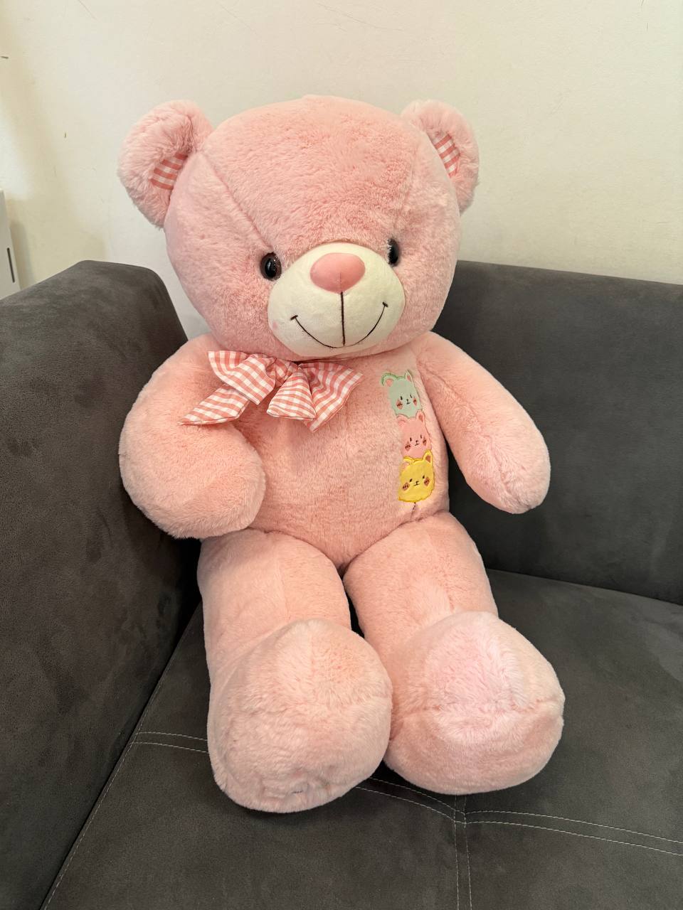 Большой розовый медведь