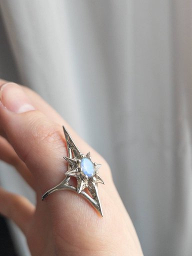 Серебряное кольцо с лунным камнем