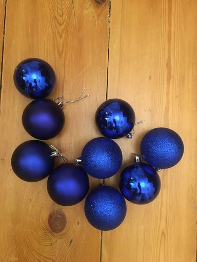 Синие новогодние украшения шары