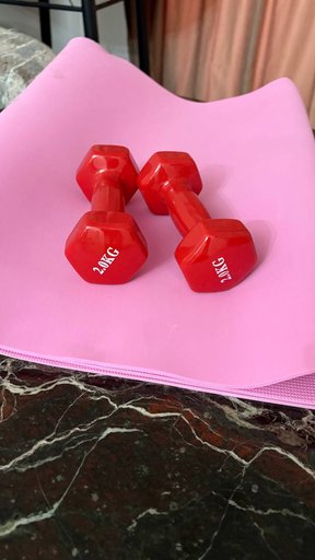 Гантели и коврик для йоги