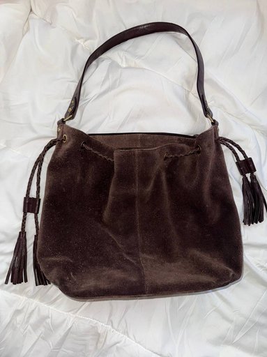 Вместительная сумка из натуральной замши