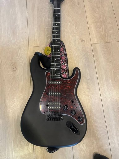 Электрогитара с ремнем