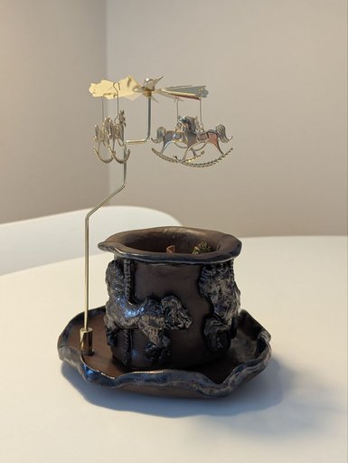 Свеча ручной работы с лошадками