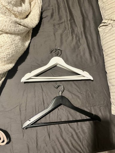 Вешалки Jysk деревянные черные и белые