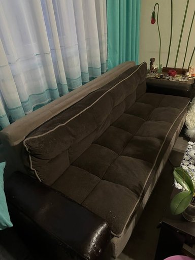 Диван и кресло б/у с повреждениями от кота