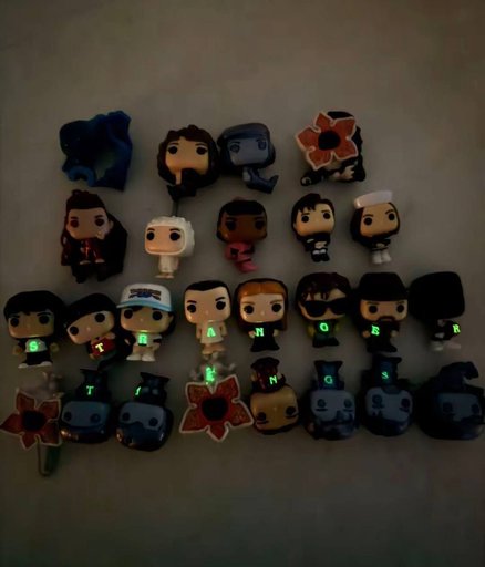 Полная коллекция фигурок kinder joy Stranger things