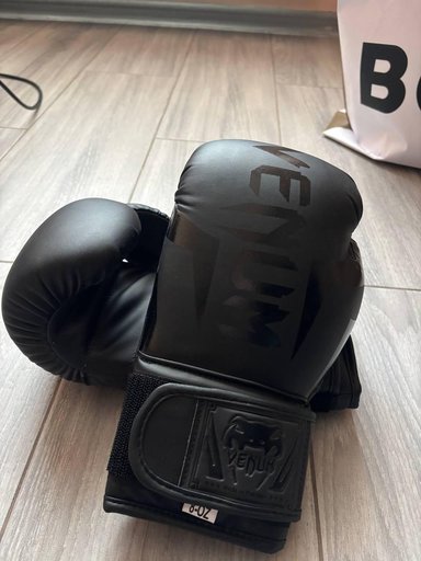 Боксерские перчатки Venum 8 oz