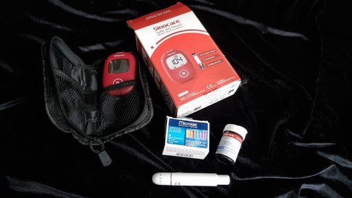 Измеритель сахара в крови с дополнительными иглами