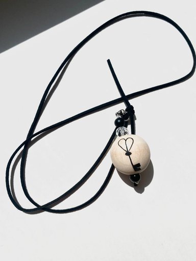 Кулон из дерева с росписью