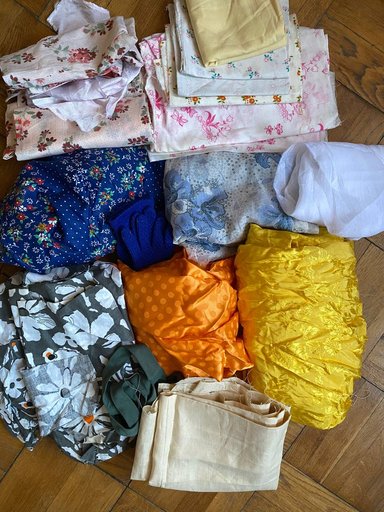 Кусочки тканей для рукоделия