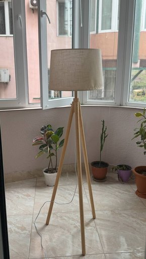 Напольная лампа в скандинавском стиле