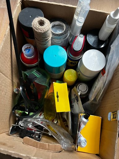 Баллоны с краской и инструменты