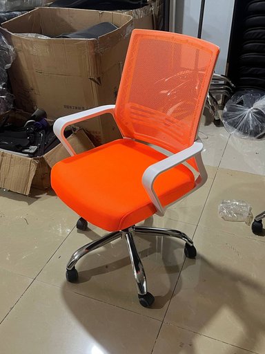 Яркое офисное кресло