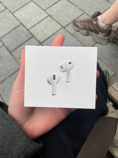 Кейс с правым наушником AirPods Pro 3